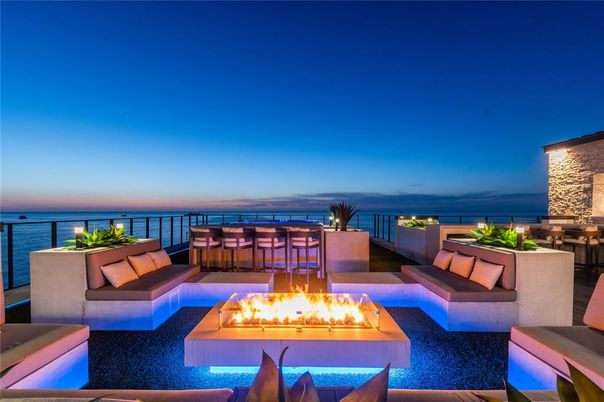 Exterior, Pool, Water