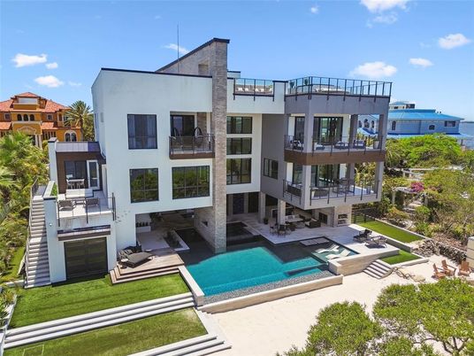 Exterior, Facade, Pool, Modern