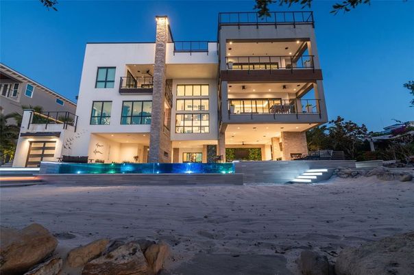 Exterior, Facade, Pool, Modern