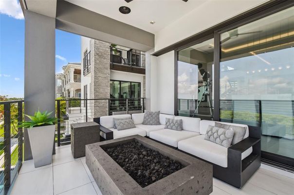 Exterior, Living room, Recessed Lighting, Water
