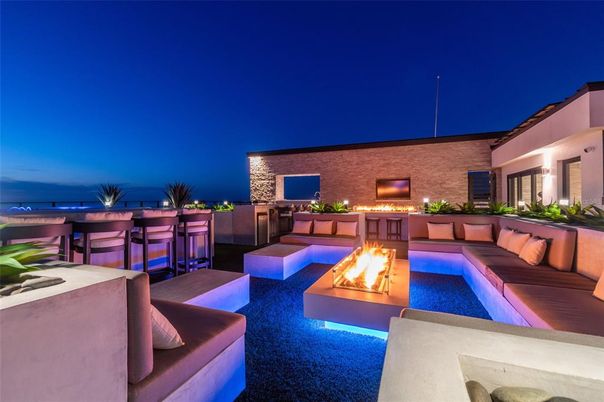 Exterior, Pool, Water