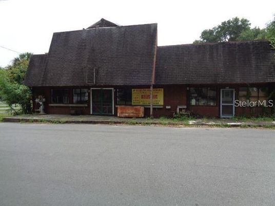Exterior, Facade, Brick Facade, Cape Cod