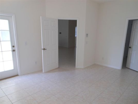 Empty room, Interior