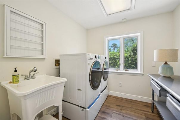 Interior, Washer, Wood Texture Flooring