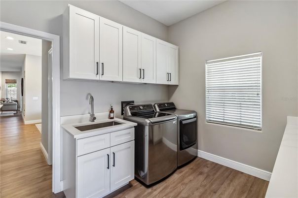 Interior, Recessed Lighting, Washer, Wood Texture Flooring