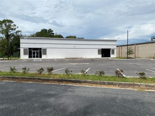 Exterior, Facade, Modern