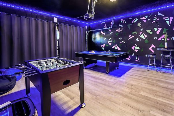 Billiard Table, Game Room, Interior, Wood Texture Flooring