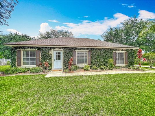 Exterior, Facade, Ranch