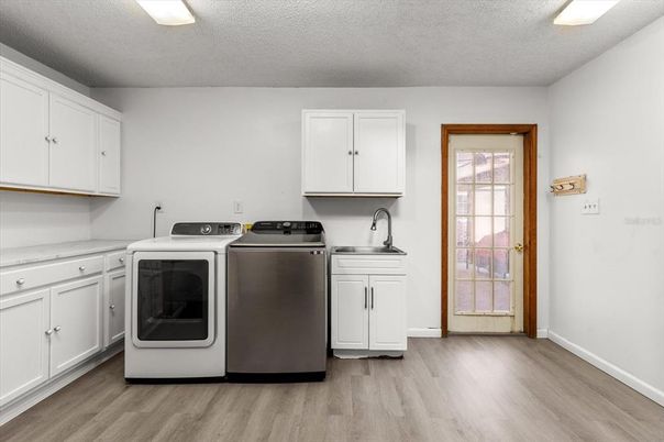 Interior, Recessed Lighting, Washer, Wood Texture Flooring