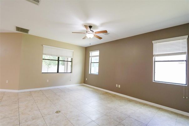 Empty room, Interior