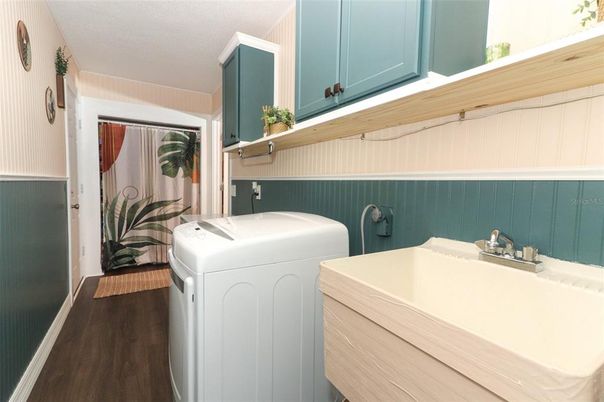Interior, Washer, Wood Texture Flooring