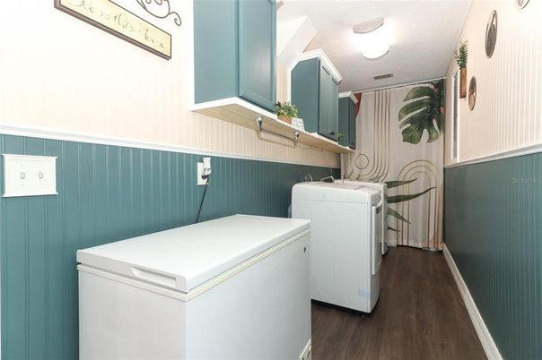 Interior, Washer, Wood Texture Flooring