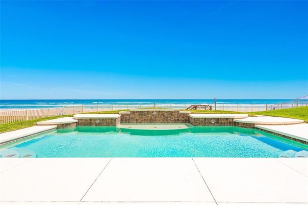 Exterior, Pool, Water