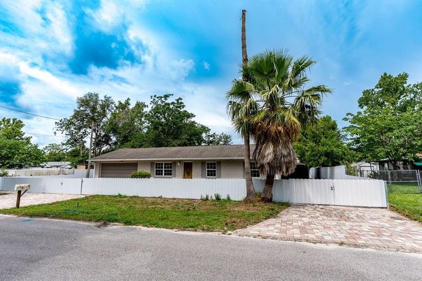 Attached, Exterior, Facade, Ranch