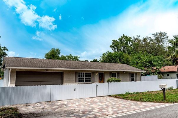 Attached, Exterior, Facade, Ranch