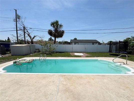 Exterior, Pool