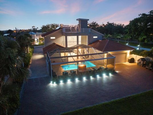 Exterior, Pool