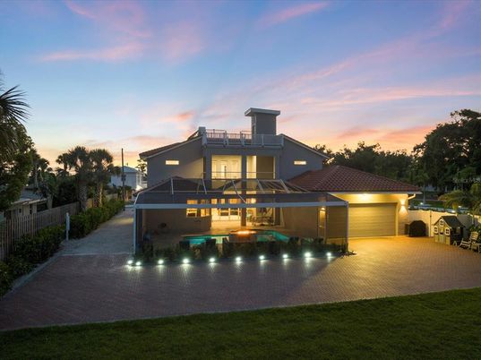 Attached, Backyard, Exterior, Facade, Modern