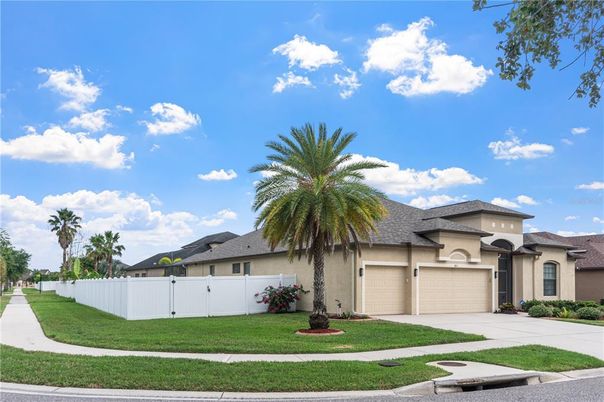 Attached, Exterior, Facade, Mediterranean