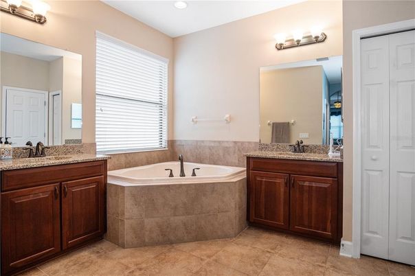 Bathroom, Dual Sink Vanities, Interior, Recessed Lighting