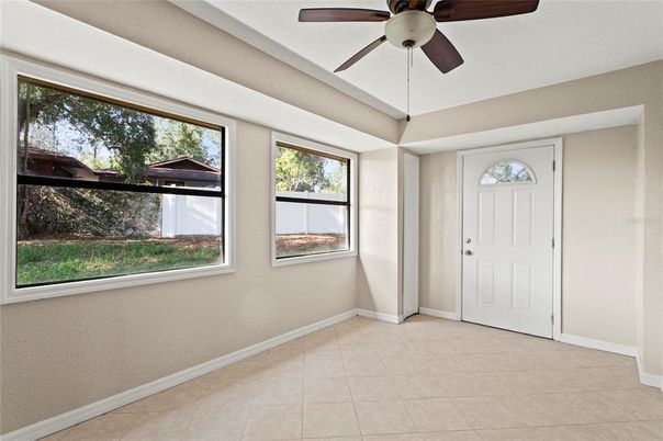 Empty room, Interior