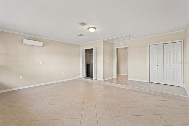Empty room, Interior