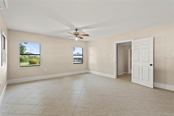 Empty room, Interior