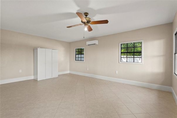 Empty room, Interior