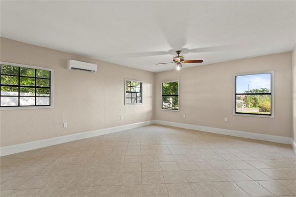Empty room, Interior