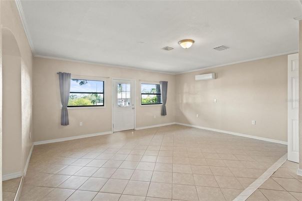 Empty room, Interior