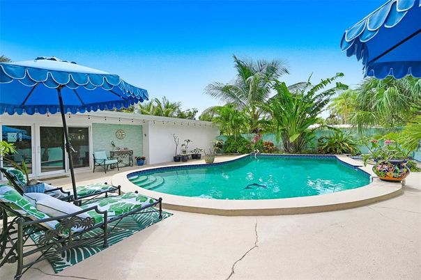 Exterior, Pool