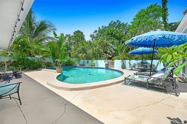 Exterior, Pool