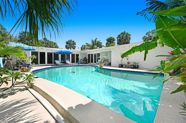 Exterior, Pool