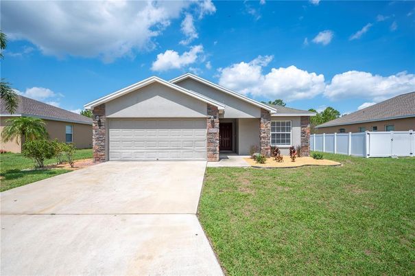 Attached, Backyard, Exterior, Facade, Brick Facade, Ranch