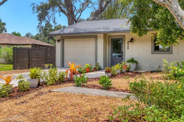 Attached, Exterior, Facade, Ranch