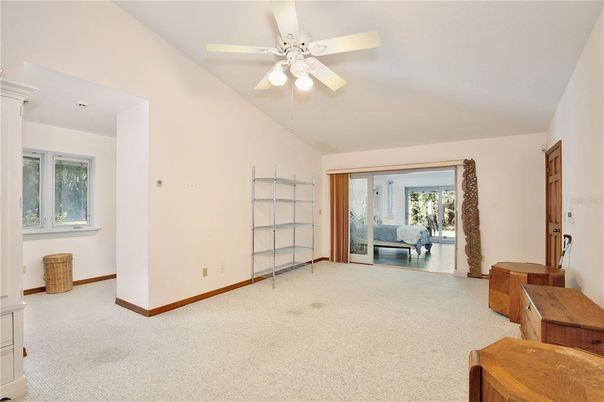 Empty room, Interior