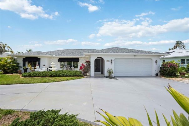 Attached, Exterior, Facade, Ranch