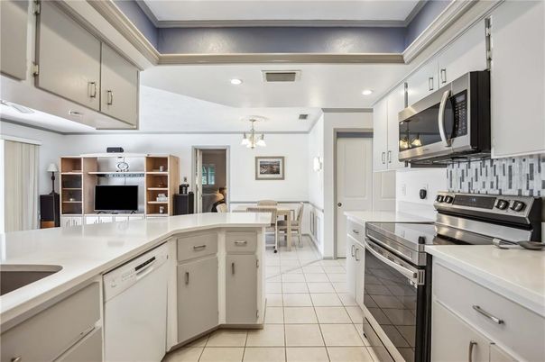 Dining room, Interior, Kitchen, Pendant Lights, Recessed Lighting, Stainless Steel Appliances