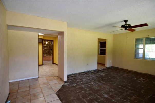Empty room, Interior