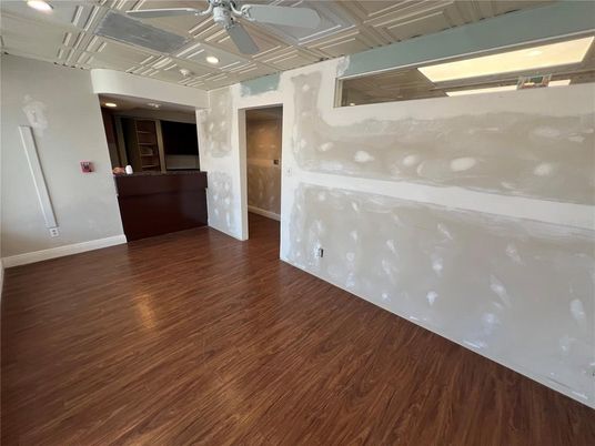 Empty room, Interior, Recessed Lighting, Wood Texture Flooring