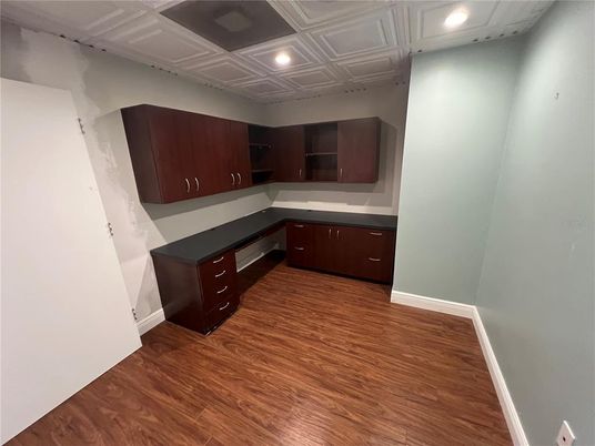 Interior, Recessed Lighting, Wood Texture Flooring