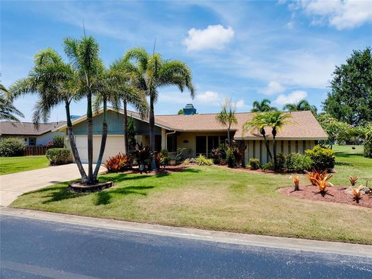 Backyard, Exterior, Facade, Ranch