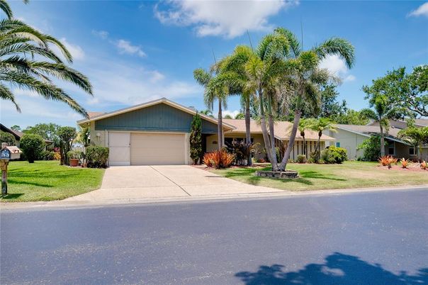 Attached, Exterior, Facade, Ranch