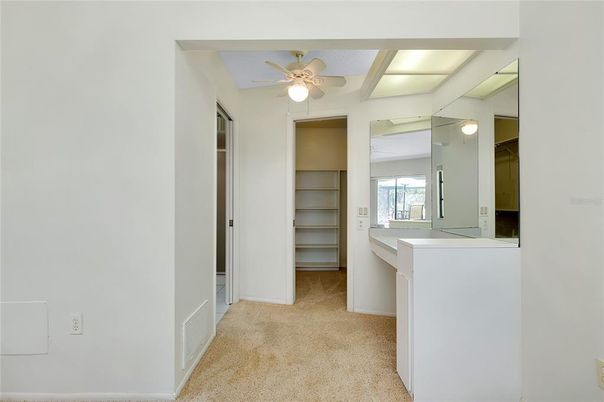 Empty room, Interior