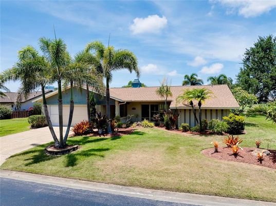 Backyard, Exterior, Facade, Ranch