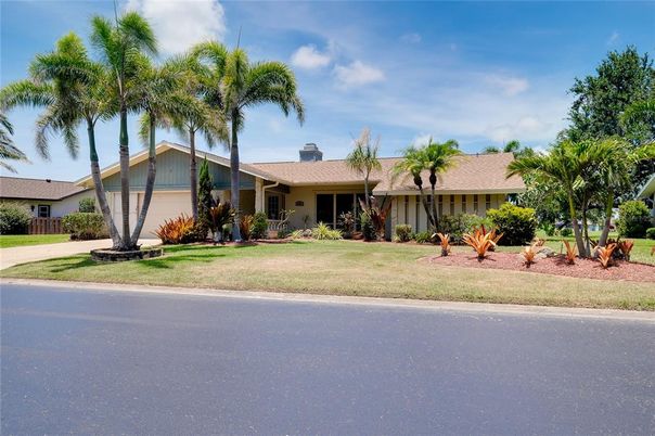 Exterior, Facade, Ranch