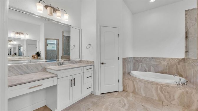 Bathroom, Dual Sink Vanities, Interior, Recessed Lighting