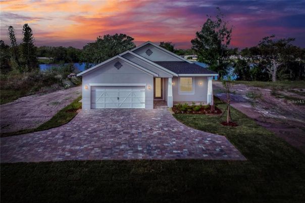 Attached, Exterior, Facade, American Craftsman