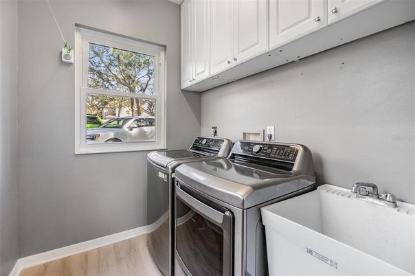Interior, Washer, Wood Texture Flooring