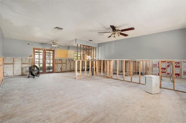 Empty room, Interior